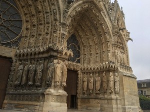 39 The Notre Dame Cathedrale van Reims. Meer dan 2300 standbeelden zijn erin verwerkt.